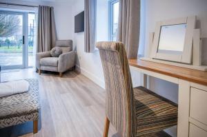 a living room with a desk and a chair at Suite 2 - Sleeping Giant Hotel - Pen Y Cae Inn in Brecon