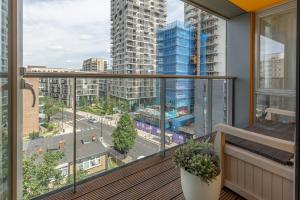 a balcony with a view of a city at Lovely 3BR Penthouse wBalconies, Poplar, 2min DLR in London