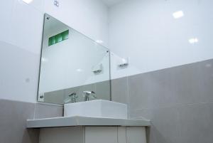 y baño con lavabo y espejo. en Hanyaa Island Maldives en Hangnaameedhoo