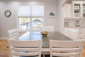 Nhà bếp/bếp nhỏ tại New Construction Home in Oak Island-1/2 Mile walk to the beach