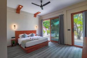 1 dormitorio con cama grande y ventana grande en Hanyaa Island Maldives en Hangnaameedhoo