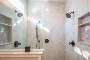 Phòng tắm tại New Construction Home in Oak Island-1/2 Mile walk to the beach +40 ảnh