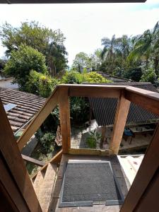 een balkon met een deur op een dak bij Pousada Cachoeira in Abraão