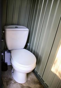 um WC branco numa casa de banho com uma parede em Caravana Vintage Star vistas Mar y Montaña em Náquera