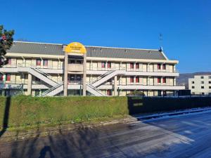 un bâtiment avec un dôme jaune au-dessus dans l'établissement HOTEL PREMIERE CLASSE Rouen Sud Oissel, à Saint-Étienne-du-Rouvray