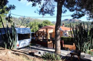 Náquera的住宿－Caravana Vintage Star vistas Mar y Montaña，停在带游乐场的房子前面的卡车