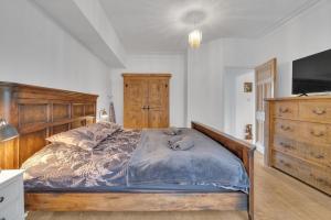 um quarto com uma cama grande e uma cómoda em Simply Hove By My Getaways em Brighton & Hove