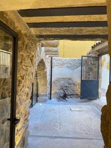 Habitación de piedra con puerta y pared de piedra en Cal Vallverdú - Adaptado, en Preixana