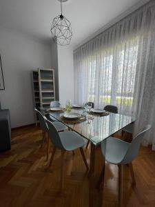 ein Esszimmer mit Glastisch und Stühlen in der Unterkunft Appartement vistahermosa in Vivero