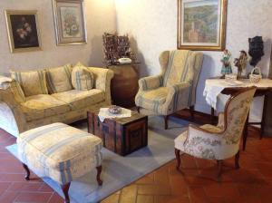 A seating area at LA FINESTRA SUL BORGO Dimora Storica