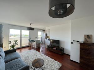 A seating area at Peaceful and Cosy Flat with Secured Free Parking and Balcony