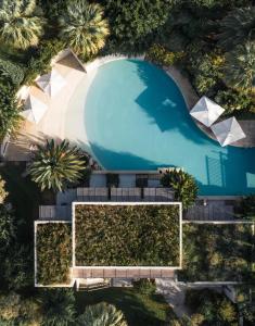 widok na budynek z basenem w obiekcie Phāea Cretan Malia, a Member of Design Hotels w mieście Malia