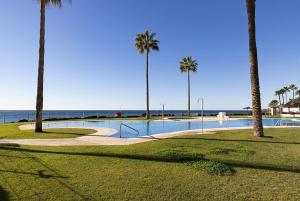 Imagen de la galería de 002 Relaxing 2 Bed Mi Capricho Frontline Beach Apt, Sea Views and Private Garden, en Mijas