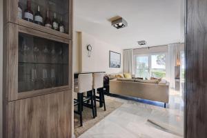 Imagen de la galería de 002 Relaxing 2 Bed Mi Capricho Frontline Beach Apt, Sea Views and Private Garden, en Mijas