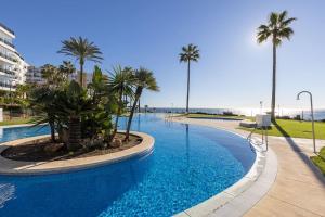 Imagen de la galería de 002 Relaxing 2 Bed Mi Capricho Frontline Beach Apt, Sea Views and Private Garden, en Mijas
