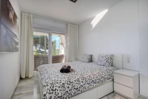 Imagen de la galería de 002 Relaxing 2 Bed Mi Capricho Frontline Beach Apt, Sea Views and Private Garden, en Mijas