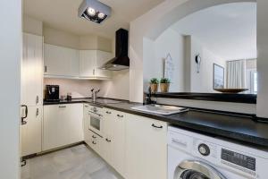 Imagen de la galería de 002 Relaxing 2 Bed Mi Capricho Frontline Beach Apt, Sea Views and Private Garden, en Mijas
