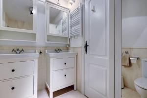 Imagen de la galería de 002 Relaxing 2 Bed Mi Capricho Frontline Beach Apt, Sea Views and Private Garden, en Mijas