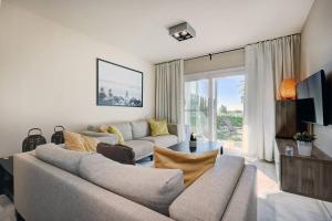 Imagen de la galería de 002 Relaxing 2 Bed Mi Capricho Frontline Beach Apt, Sea Views and Private Garden, en Mijas