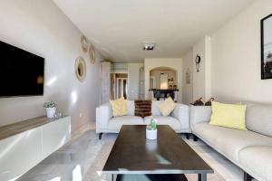 Imagen de la galería de 002 Relaxing 2 Bed Mi Capricho Frontline Beach Apt, Sea Views and Private Garden, en Mijas