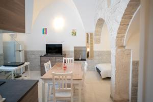 cocina y sala de estar con mesa y sillas en La Casa di Saretta, en Terlizzi