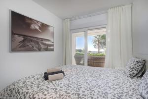 Imagen de la galería de 002 Relaxing 2 Bed Mi Capricho Frontline Beach Apt, Sea Views and Private Garden, en Mijas