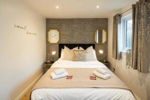 ein Schlafzimmer mit einem großen Bett mit Handtüchern darauf in der Unterkunft Superb House close to the lovely Little Venice in London