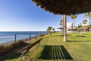 Imagen de la galería de 002 Relaxing 2 Bed Mi Capricho Frontline Beach Apt, Sea Views and Private Garden, en Mijas