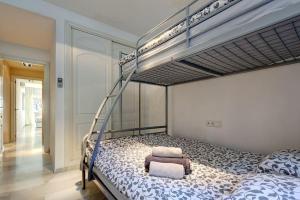 Imagen de la galería de 002 Relaxing 2 Bed Mi Capricho Frontline Beach Apt, Sea Views and Private Garden, en Mijas