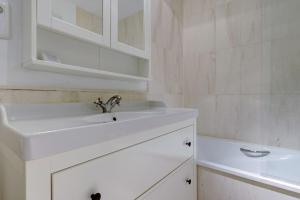 Imagen de la galería de 002 Relaxing 2 Bed Mi Capricho Frontline Beach Apt, Sea Views and Private Garden, en Mijas