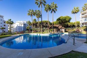 Imagen de la galería de 002 Relaxing 2 Bed Mi Capricho Frontline Beach Apt, Sea Views and Private Garden, en Mijas