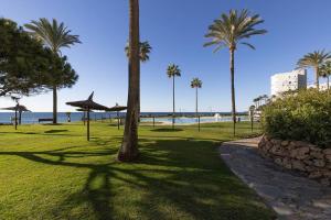 Imagen de la galería de 002 Relaxing 2 Bed Mi Capricho Frontline Beach Apt, Sea Views and Private Garden, en Mijas