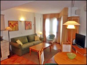 ein Wohnzimmer mit einem Sofa und einem Tisch in der Unterkunft Angel Apartment Benalmádena in Benalmadena Costa