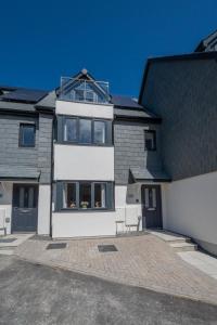 ペンザンスにあるBeautiful 3 Bed Townhouse with Parking, close to Sea Frontの大きな白い家