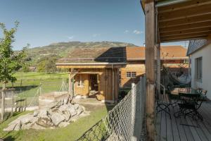 een veranda van een huis met een hek bij Ferienwohnung Waldzauber Erleben 