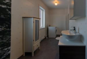 a bathroom with a sink and a toilet in it at Lugnt läge i centrala Rättvik in Rättvik