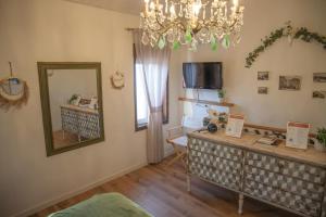 Habitación con espejo y tocador con espejo. en La Casetta. Feel at home., en Castelfidardo