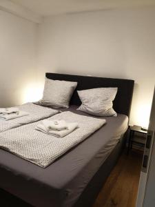 - un lit avec 2 serviettes et des oreillers dans l'établissement Traumhaftes Apartment mit Exclusiver Ausstattung + WLAN gratis, à Schöfweg