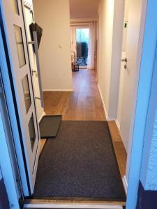 um corredor com uma porta aberta com um tapete em Traumhaftes Apartment mit Exclusiver Ausstattung + WLAN gratis em Schöfweg