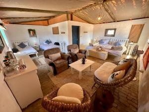 eine Luftansicht auf ein Wohnzimmer mit einem Sofa und Stühlen in der Unterkunft Daureb Isib Campsite and B&B in Uis