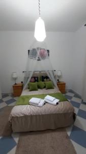 - une chambre avec un lit et 2 serviettes dans l'établissement Perle d'Azur F3, à Saïdia