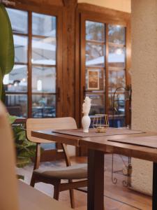 Zenit El Coloquio في بلد الوليد: طاولة خشبية عليها مزهرية
