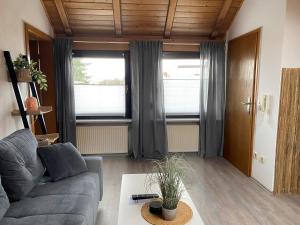 uma sala de estar com um sofá e uma mesa em Ferienwohnung Fischer in Rödental em Rödental