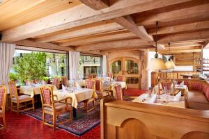 a restaurant with tables and chairs in a room at Kurhotel Eichinger in Bad Wörishofen