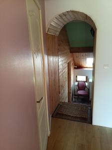 un pasillo en una casa con un arco en Chambres d hôtes entrée+sanitaires indépendantes, en Thorigné-sur-Dué