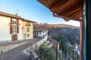 una vista desde el balcón de una casa en In Piazzetta holiday apartments, Barolo, en Barolo