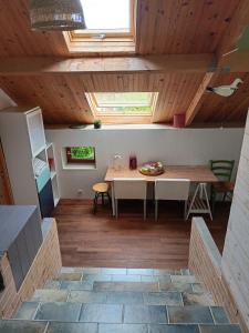 um quarto no sótão com uma mesa e uma sala de jantar em Chambres d hôtes entrée+sanitaires indépendantes em Thorigné-sur-Dué