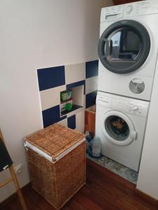 uma lavandaria com uma máquina de lavar roupa e uma máquina de lavar roupa em Chambres d hôtes entrée+sanitaires indépendantes em Thorigné-sur-Dué