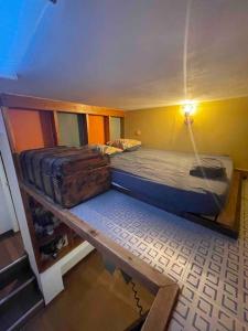 una camera con un letto e un tavolo con una valigia di charmante cave voûtée 4 personnes a Saint-Jean-de-Fos