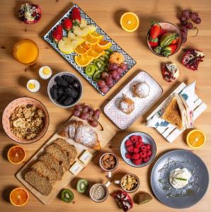 una mesa llena de diferentes tipos de alimentos para el desayuno en Cagliari Old Town B&B, en Cagliari